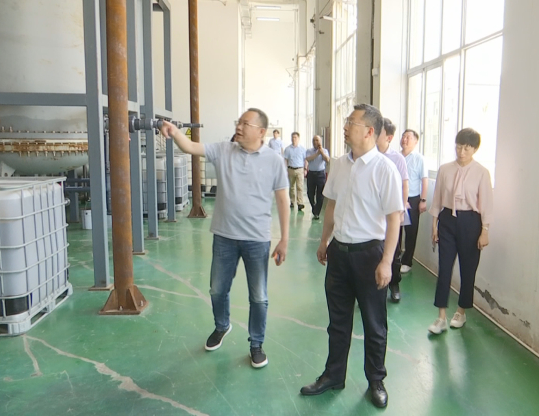 在陪同過程中，市、區領導了解到了古特生物從成立公司研發生物合成技術到現在擁有三座生產基地這十二年來的的發展歷程，CEO秦永發對古特生物的生產現狀及未來發展規劃也作了詳細說明。