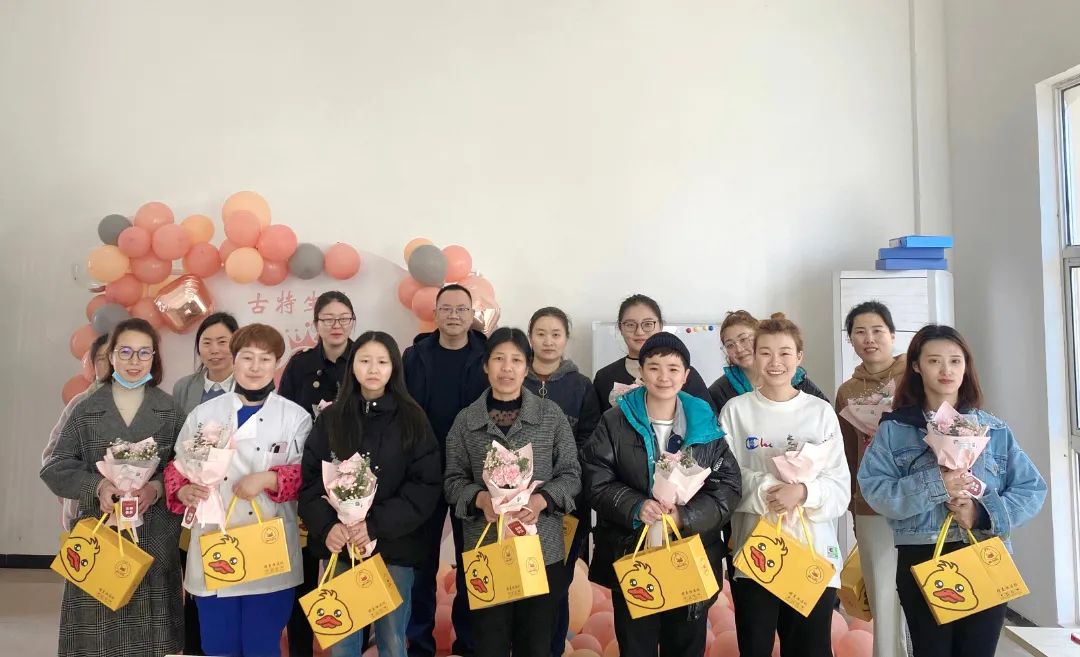 安徽古特生物科技有限公司于2022年3月8日組織開展了節(jié)日活動，公司全體女職工及特邀嘉賓—總經(jīng)理秦永發(fā)先生在溫馨愉快的氛圍中共度女神節(jié)。