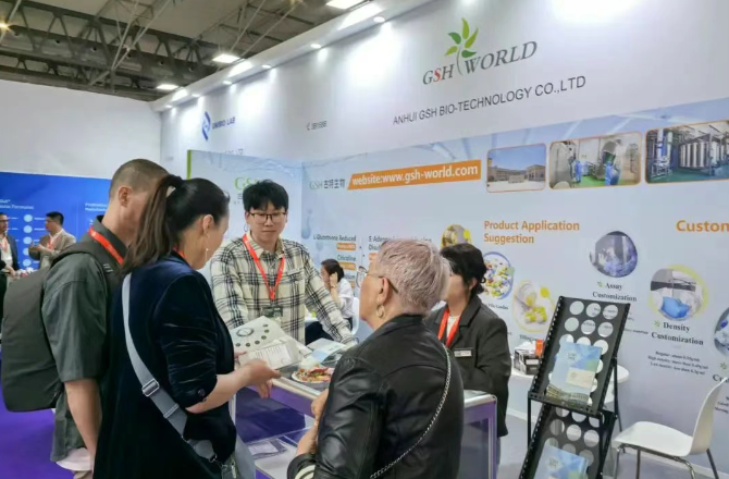 展會現場為客戶介紹公司產品